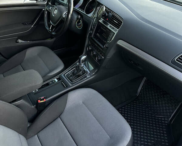 Серый Фольксваген e-Golf, объемом двигателя 0 л и пробегом 170 тыс. км за 9350 $, фото 11 на Automoto.ua