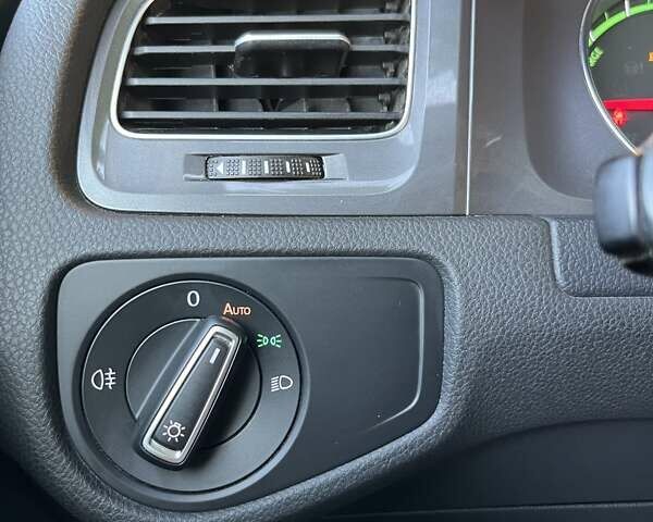 Серый Фольксваген e-Golf, объемом двигателя 0 л и пробегом 128 тыс. км за 10700 $, фото 9 на Automoto.ua