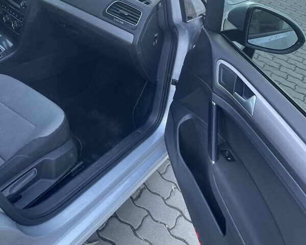 Серый Фольксваген e-Golf, объемом двигателя 0 л и пробегом 92 тыс. км за 9500 $, фото 5 на Automoto.ua