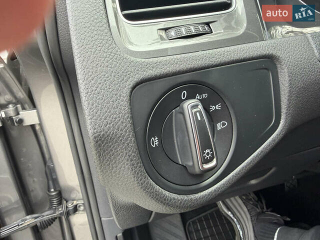 Серый Фольксваген e-Golf, объемом двигателя 0 л и пробегом 99 тыс. км за 9490 $, фото 46 на Automoto.ua