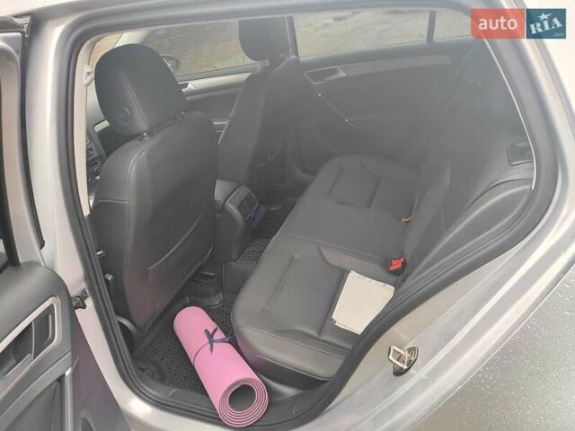 Серый Фольксваген e-Golf, объемом двигателя 0 л и пробегом 99 тыс. км за 10000 $, фото 1 на Automoto.ua