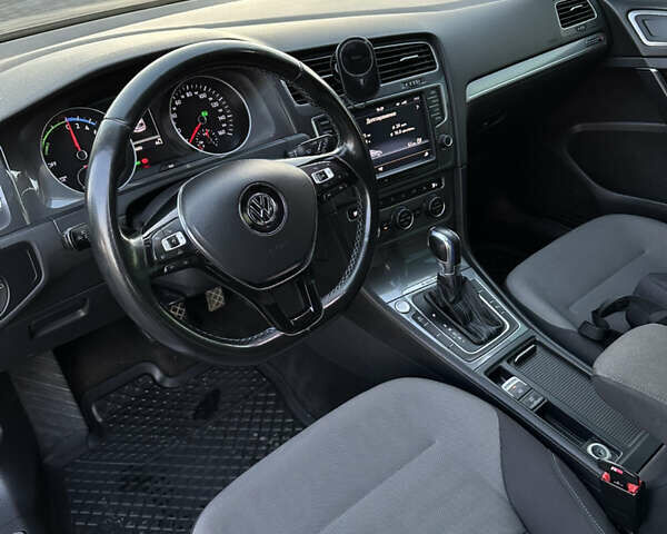 Серый Фольксваген e-Golf, объемом двигателя 0 л и пробегом 170 тыс. км за 9350 $, фото 9 на Automoto.ua