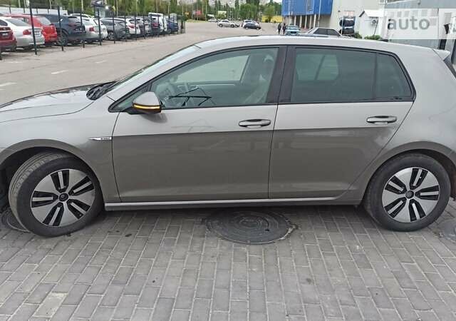 Серый Фольксваген e-Golf, объемом двигателя 0 л и пробегом 131 тыс. км за 12950 $, фото 2 на Automoto.ua