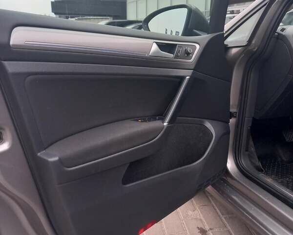 Серый Фольксваген e-Golf, объемом двигателя 0 л и пробегом 97 тыс. км за 10300 $, фото 10 на Automoto.ua