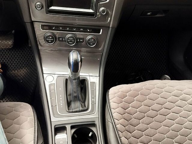 Серый Фольксваген e-Golf, объемом двигателя 0 л и пробегом 88 тыс. км за 12700 $, фото 7 на Automoto.ua