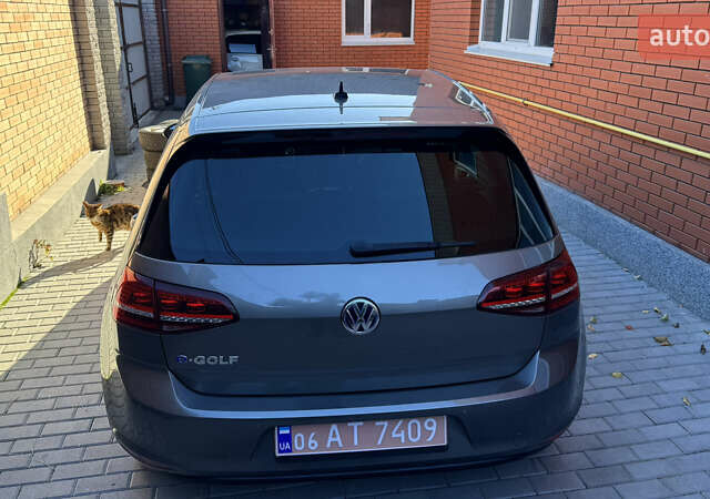 Серый Фольксваген e-Golf, объемом двигателя 0 л и пробегом 133 тыс. км за 8400 $, фото 7 на Automoto.ua