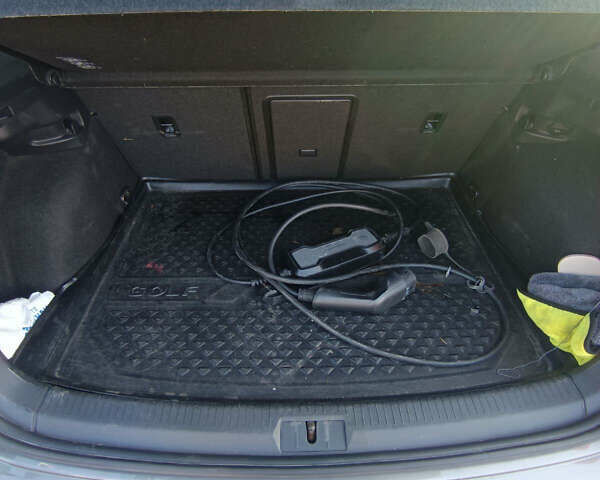 Серый Фольксваген e-Golf, объемом двигателя 0 л и пробегом 80 тыс. км за 8900 $, фото 13 на Automoto.ua