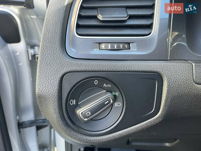 Серый Фольксваген e-Golf, объемом двигателя 0 л и пробегом 98 тыс. км за 8750 $, фото 39 на Automoto.ua