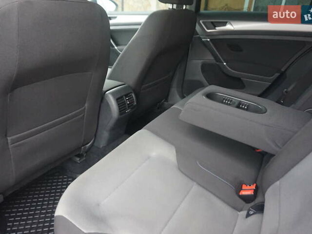 Серый Фольксваген e-Golf, объемом двигателя 0 л и пробегом 96 тыс. км за 8500 $, фото 44 на Automoto.ua