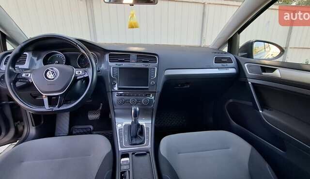 Серый Фольксваген e-Golf, объемом двигателя 0 л и пробегом 158 тыс. км за 8000 $, фото 22 на Automoto.ua