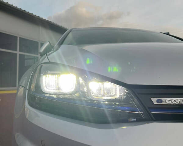 Серый Фольксваген e-Golf, объемом двигателя 0 л и пробегом 130 тыс. км за 8999 $, фото 13 на Automoto.ua