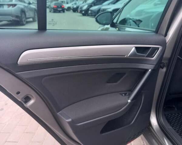 Серый Фольксваген e-Golf, объемом двигателя 0 л и пробегом 97 тыс. км за 10300 $, фото 14 на Automoto.ua