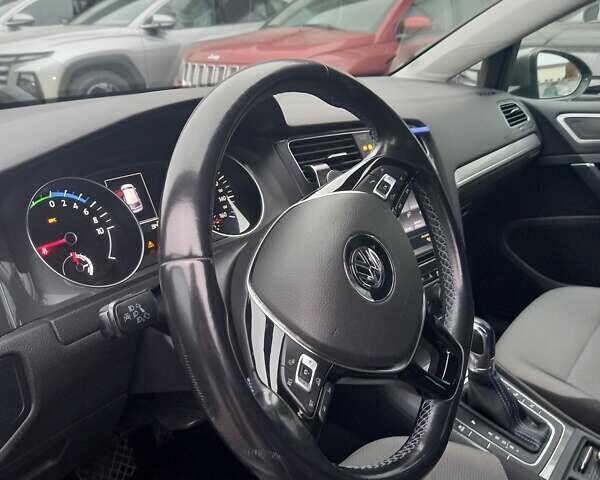 Серый Фольксваген e-Golf, объемом двигателя 0 л и пробегом 97 тыс. км за 10300 $, фото 18 на Automoto.ua