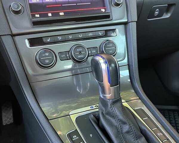 Серый Фольксваген e-Golf, объемом двигателя 0 л и пробегом 128 тыс. км за 10700 $, фото 7 на Automoto.ua