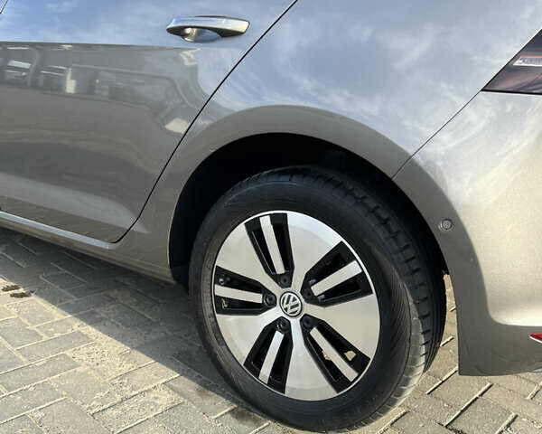 Серый Фольксваген e-Golf, объемом двигателя 0 л и пробегом 152 тыс. км за 9199 $, фото 5 на Automoto.ua