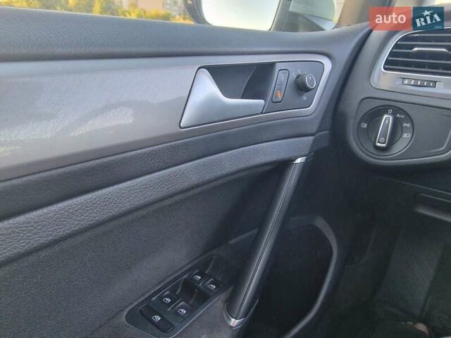 Серый Фольксваген e-Golf, объемом двигателя 0 л и пробегом 145 тыс. км за 8798 $, фото 14 на Automoto.ua