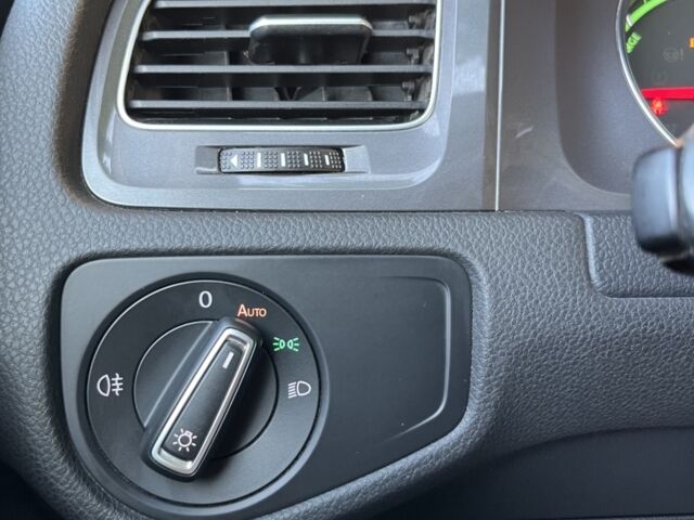 Серый Фольксваген e-Golf, объемом двигателя 0 л и пробегом 128 тыс. км за 9500 $, фото 9 на Automoto.ua