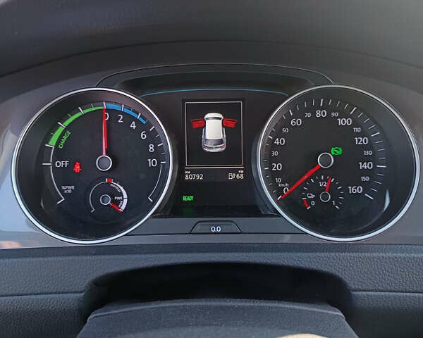 Серый Фольксваген e-Golf, объемом двигателя 0 л и пробегом 80 тыс. км за 8900 $, фото 24 на Automoto.ua