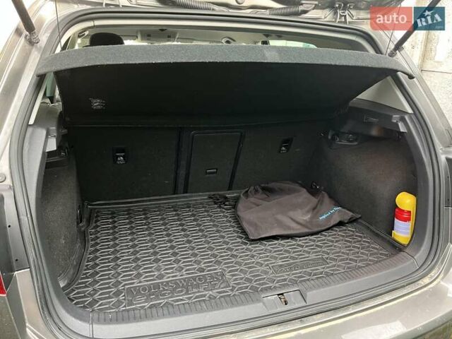 Серый Фольксваген e-Golf, объемом двигателя 0 л и пробегом 128 тыс. км за 10700 $, фото 13 на Automoto.ua