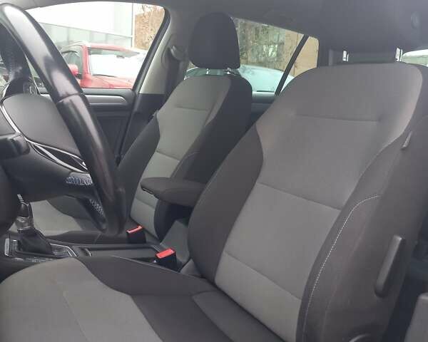 Серый Фольксваген e-Golf, объемом двигателя 0 л и пробегом 97 тыс. км за 10300 $, фото 12 на Automoto.ua