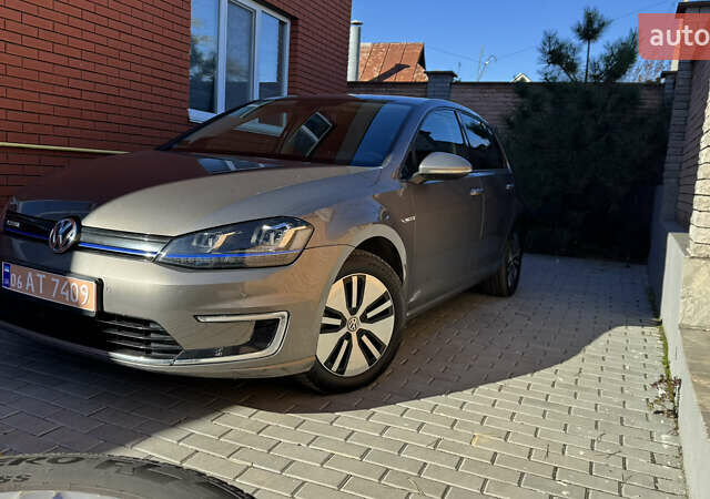 Серый Фольксваген e-Golf, объемом двигателя 0 л и пробегом 133 тыс. км за 8400 $, фото 2 на Automoto.ua