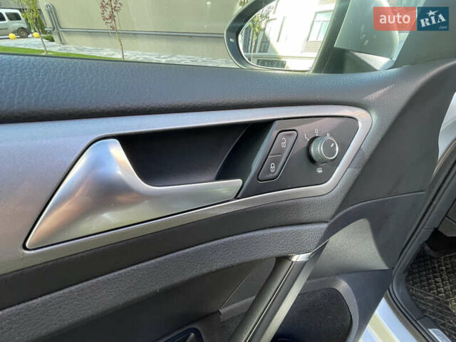 Серый Фольксваген e-Golf, объемом двигателя 0 л и пробегом 98 тыс. км за 8750 $, фото 24 на Automoto.ua