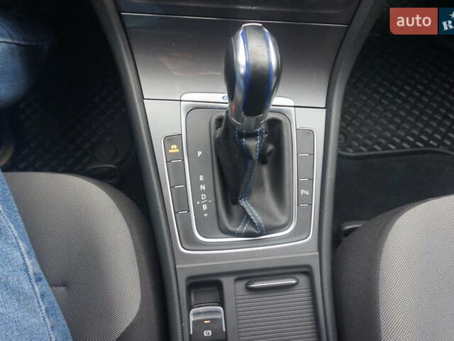 Серый Фольксваген e-Golf, объемом двигателя 0 л и пробегом 96 тыс. км за 8500 $, фото 35 на Automoto.ua