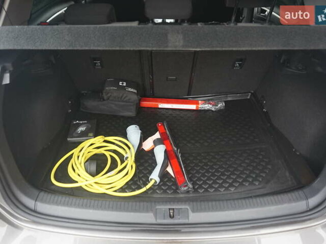 Серый Фольксваген e-Golf, объемом двигателя 0 л и пробегом 96 тыс. км за 8500 $, фото 48 на Automoto.ua