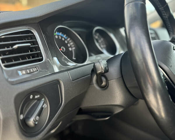 Серый Фольксваген e-Golf, объемом двигателя 0 л и пробегом 128 тыс. км за 8500 $, фото 9 на Automoto.ua