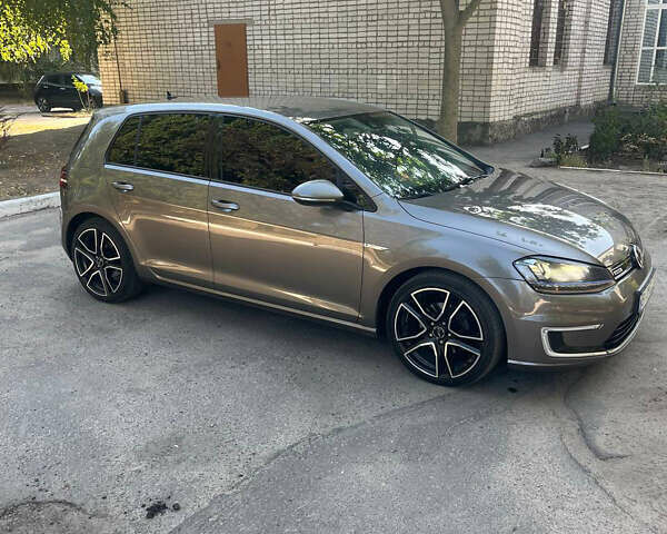 Серый Фольксваген e-Golf, объемом двигателя 0 л и пробегом 160 тыс. км за 11500 $, фото 3 на Automoto.ua