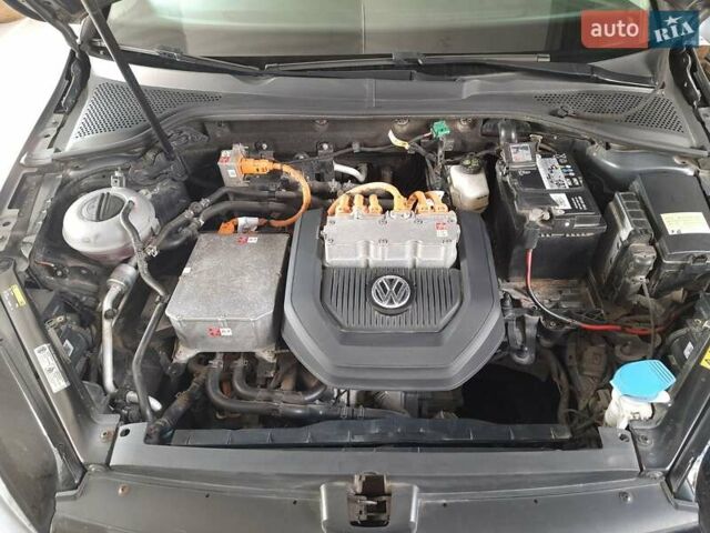 Серый Фольксваген e-Golf, объемом двигателя 0 л и пробегом 95 тыс. км за 10900 $, фото 22 на Automoto.ua