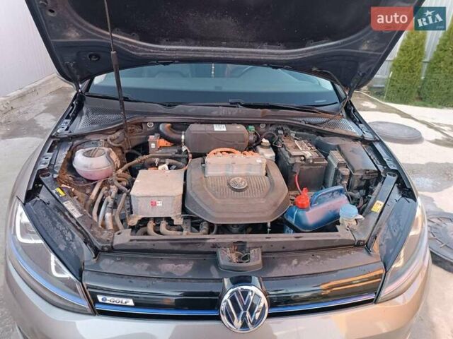 Серый Фольксваген e-Golf, объемом двигателя 0 л и пробегом 136 тыс. км за 10000 $, фото 13 на Automoto.ua