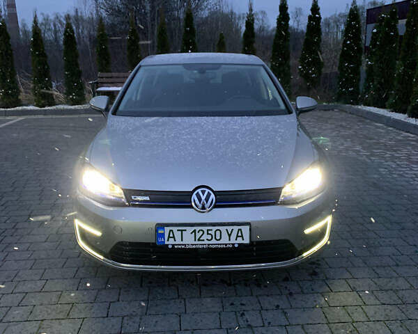 Серый Фольксваген e-Golf, объемом двигателя 0 л и пробегом 99 тыс. км за 10800 $, фото 1 на Automoto.ua