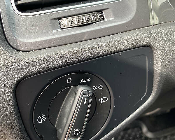 Серый Фольксваген e-Golf, объемом двигателя 0 л и пробегом 113 тыс. км за 11400 $, фото 26 на Automoto.ua