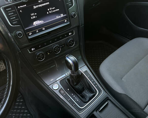Серый Фольксваген e-Golf, объемом двигателя 0 л и пробегом 170 тыс. км за 9350 $, фото 10 на Automoto.ua