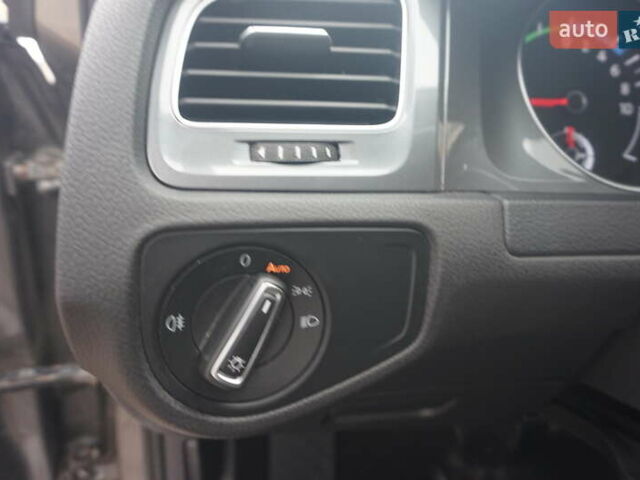 Серый Фольксваген e-Golf, объемом двигателя 0 л и пробегом 96 тыс. км за 8500 $, фото 28 на Automoto.ua