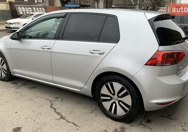 Серый Фольксваген e-Golf, объемом двигателя 0 л и пробегом 99 тыс. км за 8500 $, фото 6 на Automoto.ua