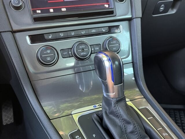 Серый Фольксваген e-Golf, объемом двигателя 0 л и пробегом 128 тыс. км за 9500 $, фото 7 на Automoto.ua