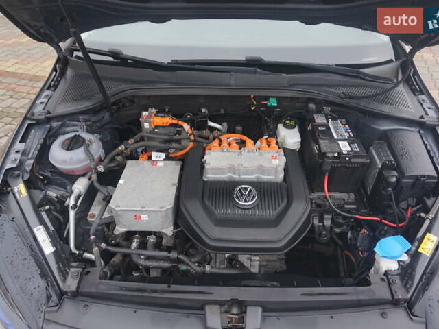 Серый Фольксваген e-Golf, объемом двигателя 0 л и пробегом 96 тыс. км за 8500 $, фото 50 на Automoto.ua