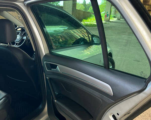 Серый Фольксваген e-Golf, объемом двигателя 0 л и пробегом 113 тыс. км за 9999 $, фото 7 на Automoto.ua