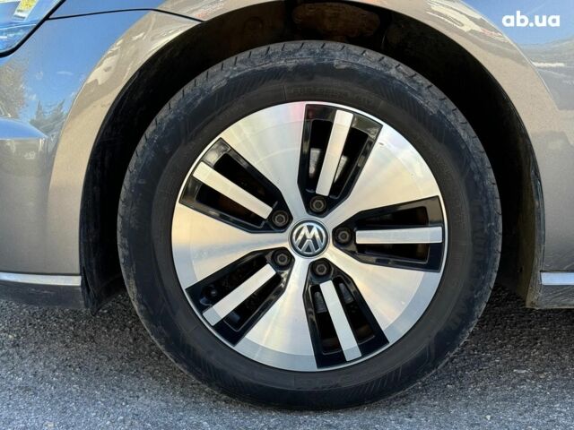 Серый Фольксваген e-Golf, объемом двигателя 0 л и пробегом 72 тыс. км за 11390 $, фото 9 на Automoto.ua