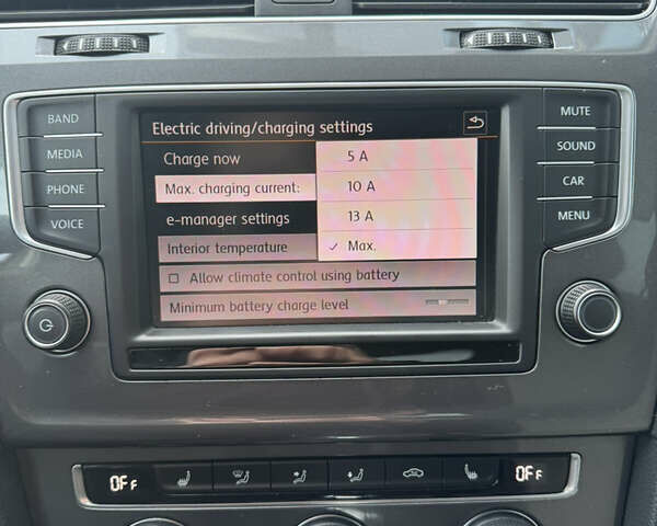 Серый Фольксваген e-Golf, объемом двигателя 0 л и пробегом 80 тыс. км за 9000 $, фото 12 на Automoto.ua