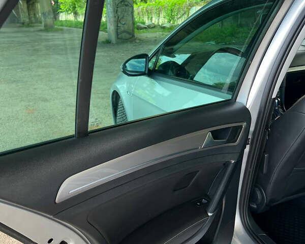 Серый Фольксваген e-Golf, объемом двигателя 0 л и пробегом 113 тыс. км за 9999 $, фото 15 на Automoto.ua