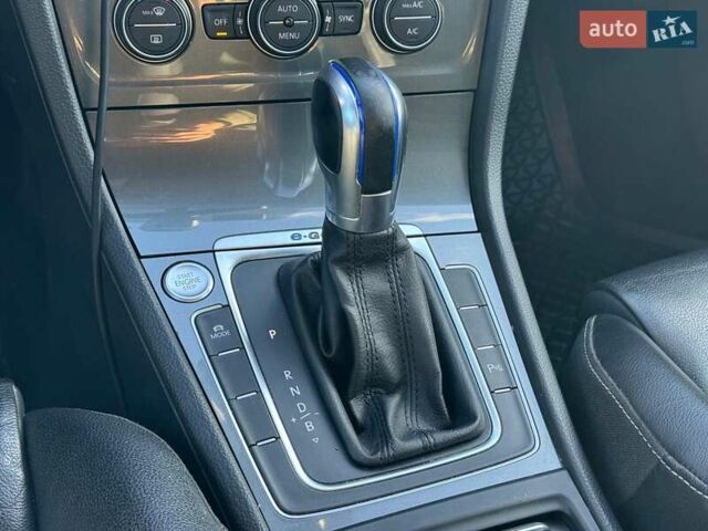 Серый Фольксваген e-Golf, объемом двигателя 0 л и пробегом 72 тыс. км за 11390 $, фото 31 на Automoto.ua