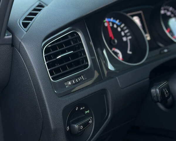 Серый Фольксваген e-Golf, объемом двигателя 0 л и пробегом 159 тыс. км за 9000 $, фото 13 на Automoto.ua