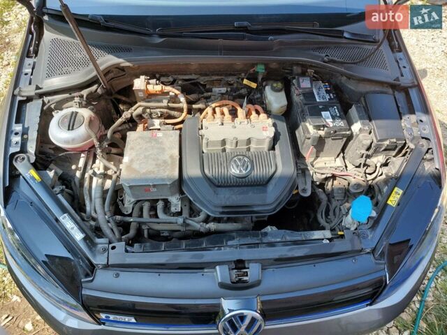 Серый Фольксваген e-Golf, объемом двигателя 0 л и пробегом 111 тыс. км за 12700 $, фото 19 на Automoto.ua