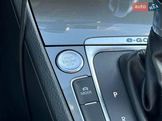 Серый Фольксваген e-Golf, объемом двигателя 0 л и пробегом 72 тыс. км за 11390 $, фото 32 на Automoto.ua