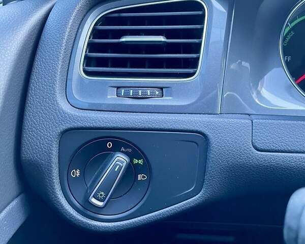 Серый Фольксваген e-Golf, объемом двигателя 0 л и пробегом 119 тыс. км за 10700 $, фото 24 на Automoto.ua
