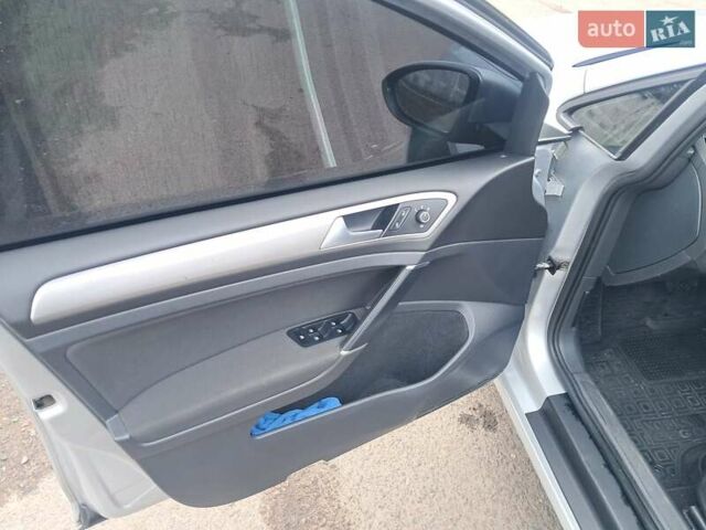 Серый Фольксваген e-Golf, объемом двигателя 0 л и пробегом 140 тыс. км за 9200 $, фото 10 на Automoto.ua