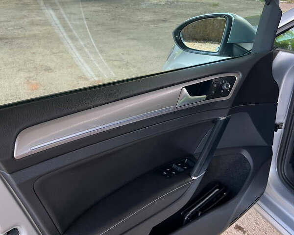Серый Фольксваген e-Golf, объемом двигателя 0 л и пробегом 113 тыс. км за 9999 $, фото 19 на Automoto.ua